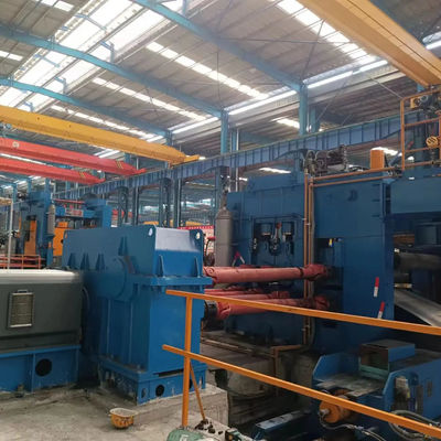 Maschine zur Verflachtung von Stahlblechen mit Ausgleichsmaschine zur Spulen- und Metallgelenkung