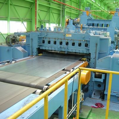 Maschine zur hydraulischen Scheren von Plattenschichten aus Metall
