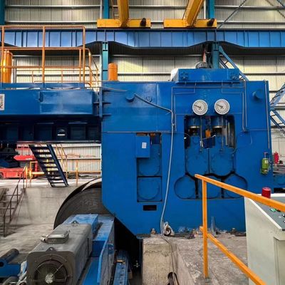 Maschine zum Abflachen und Nivellieren von Stahlspulen für die Rückwindung von Metallblechen oder Stahlspulen