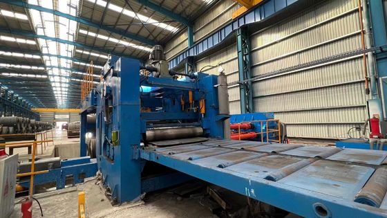 Maschine zum Abflachen und Nivellieren von Stahlspulen für die Rückwindung von Metallblechen oder Stahlspulen