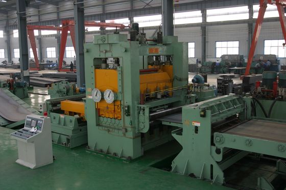 Schnittmaschine für Stahlspulen mit Schereinheit und Nennleistung von 681 kW