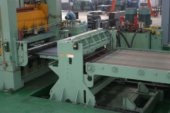 Schnittmaschine für Stahlspulen mit Schereinheit und Nennleistung von 681 kW